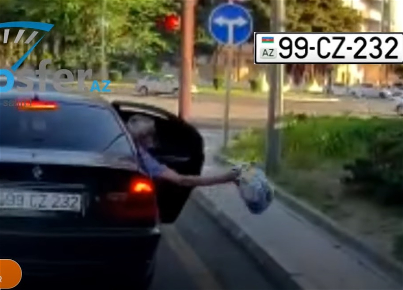 Некоторым закон не писан: в Баку взрослая женщина выбросила мусор из автомобиля - ВИДЕО
