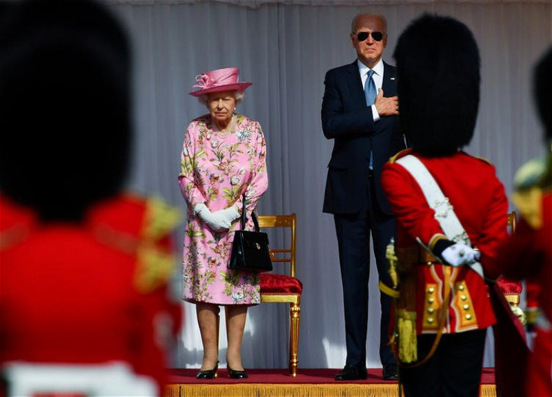 Байден пришел на прием к Елизавете II в солнечных очках