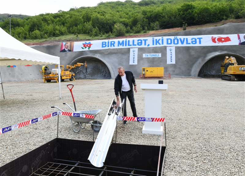 Ильхам Алиев заложил фундамент тоннеля, строящегося на автодороге Ахмедбейли-Физули-Шуша - ФОТО