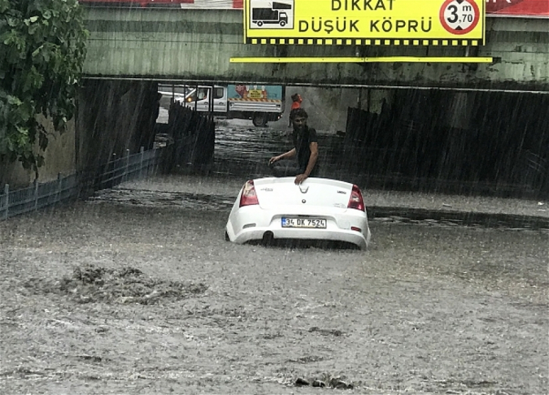 İstanbulda yağan leysan yağışı bir sıra fəsadlar törədib