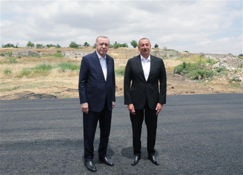 Главы Азербайджана и Турции посетили памятники Натаван, Бюльбюля и Узеира Гаджибекова в города Шуша