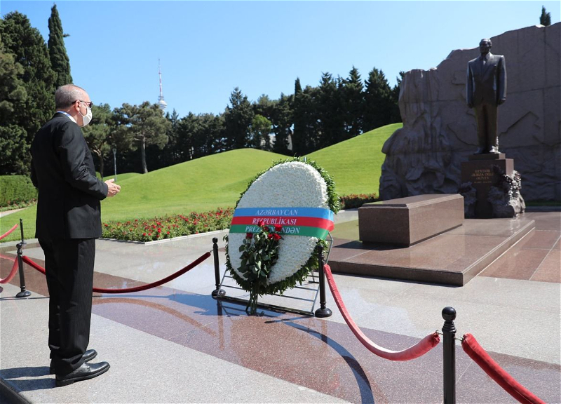 Президент Турции посетил могилу Общенационального лидера Гейдара Алиева - ФОТО