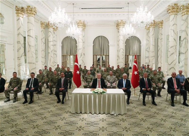 Эрдоган встретился с турецкими военными в Азербайджане - ФОТО
