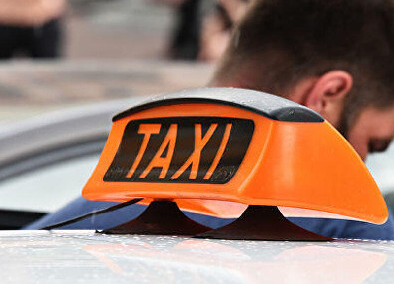 Bakıda taksi sürücüsü müştərinin başına oyun açdı - VİDEO