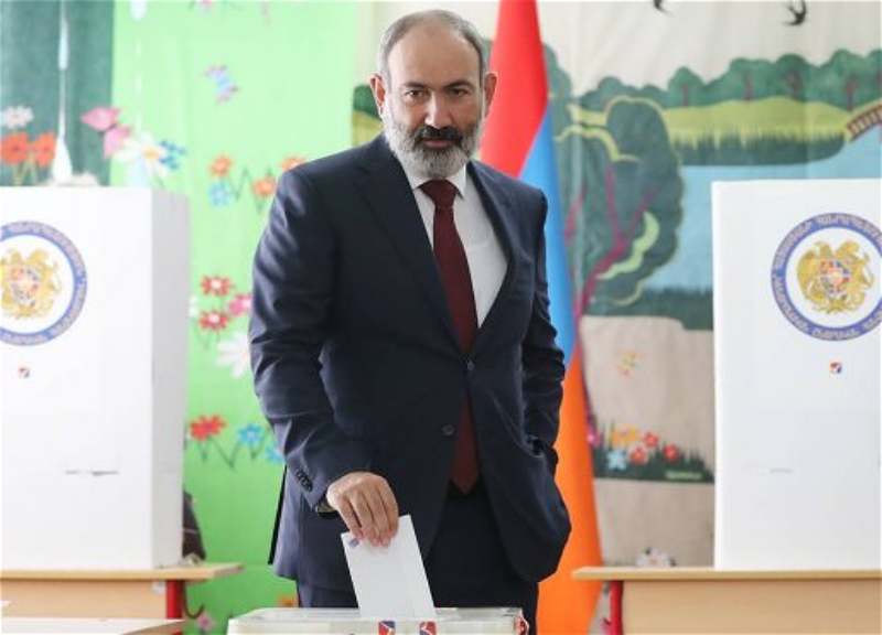 Пашинян проголосовал на внеочередных выборах в парламент Армении