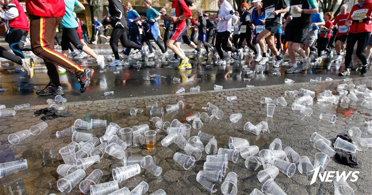 Много использованного. Пластиковая посуда загрязнение. Пластиковые стаканчики мусор. Загрязненные пластиковые стаканчики. Загрязнение пластиковыми стаканчиками.