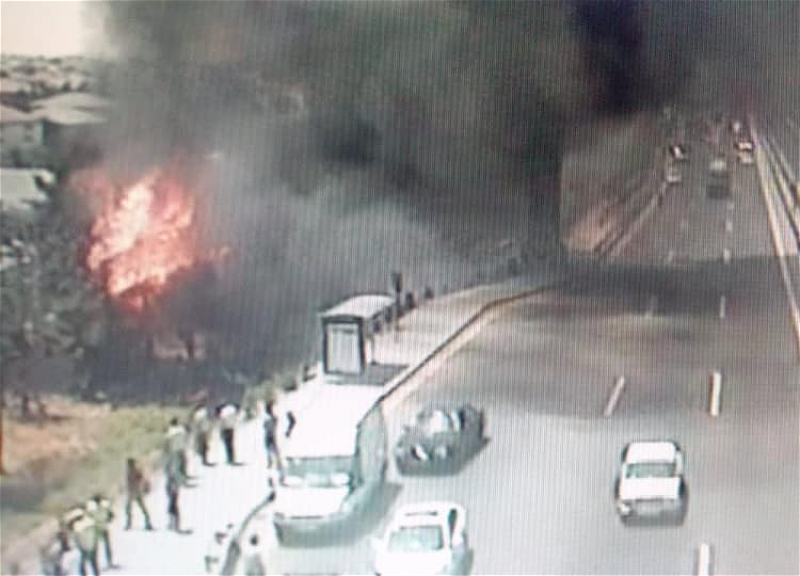 Пожар затруднил движение транспорта на Мардакянском шоссе - ФОТО