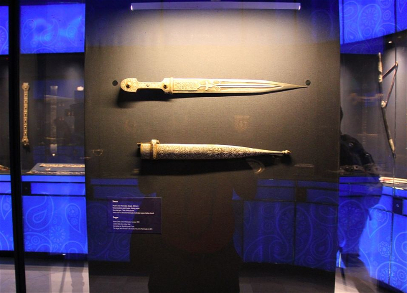 Известный оружейник из Канады подарил азербайджанскому музею уникальные кинжалы ручной работы – ФОТО