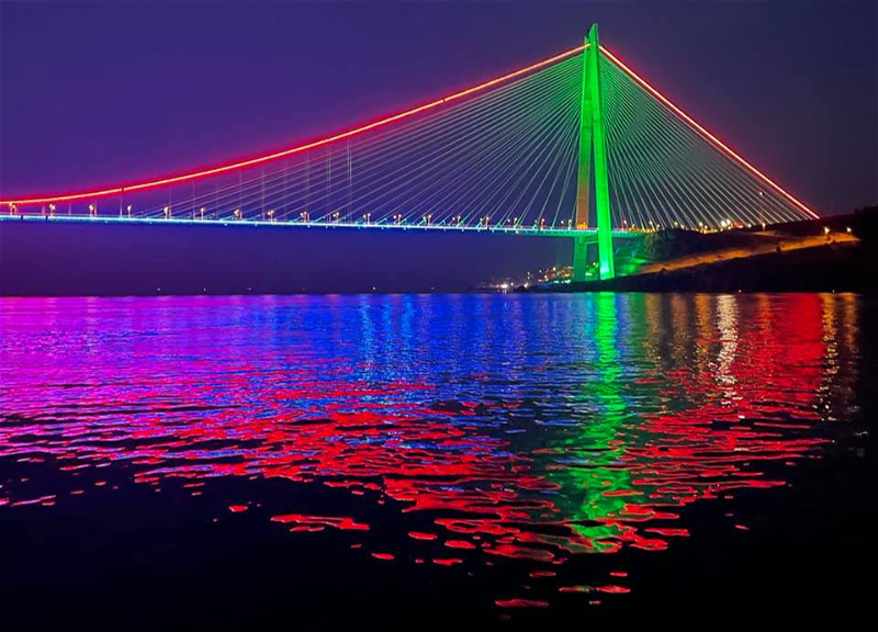 Стамбульские подвесные мосты окрасились в цвета государственного флага Азербайджана - ФОТО