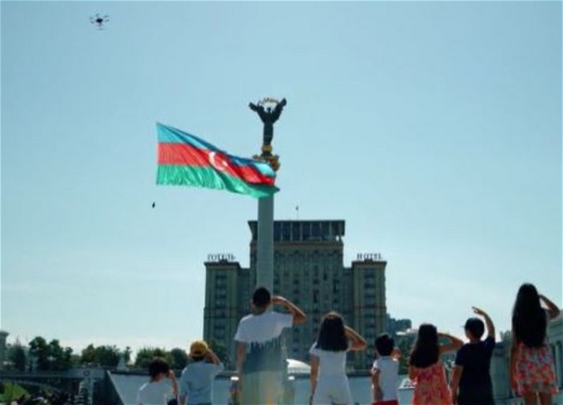 В Украине с помощью дрона подняли в небо азербайджанский флаг - ВИДЕО