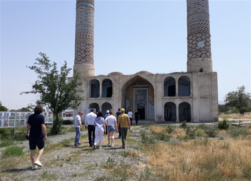 Турецкая делегация стала свидетелем учиненного армянами варварства в Джума мечети в Агдаме - ФОТО
