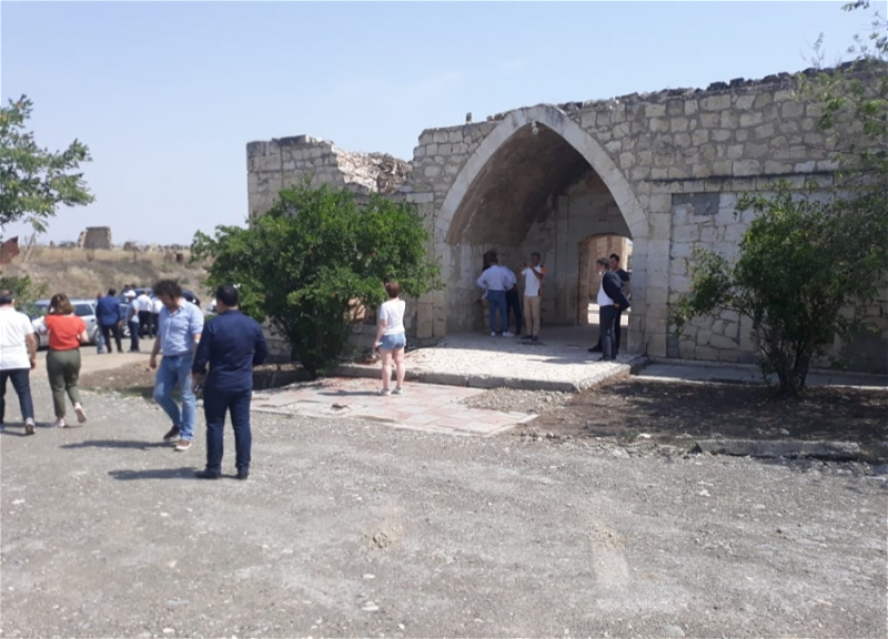 Совершившим поездку в Агдам гостям была предоставлена информация об учиненном армянами варварстве в мечети Гияслы