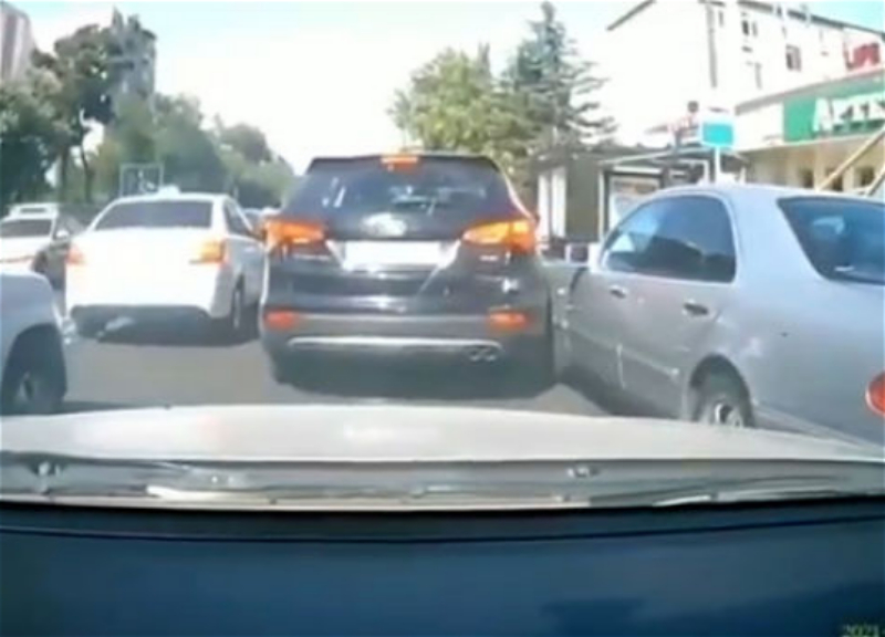 В Баку водитель ударил чужой припаркованный автомобиль и уехал – ВИДЕОФАКТ