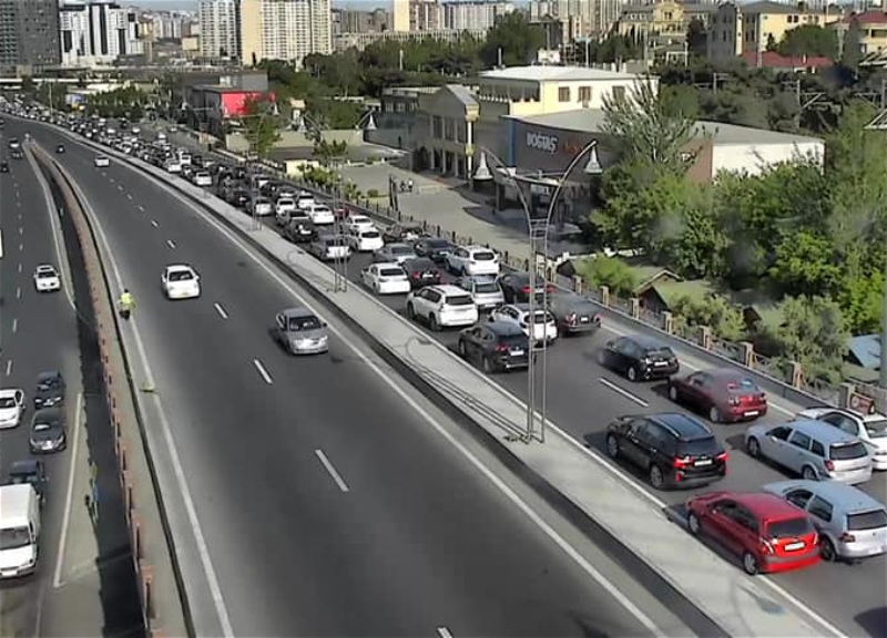 В четверг на некоторых дорогах Баку возникли большие пробки
