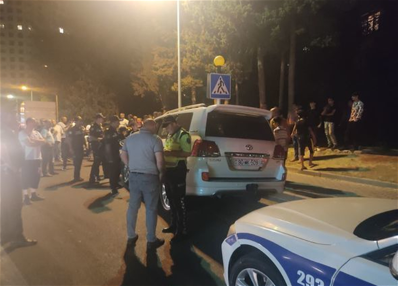 В Баку водитель внедорожника протаранил 5 автомобилей и сбежал - ФОТО