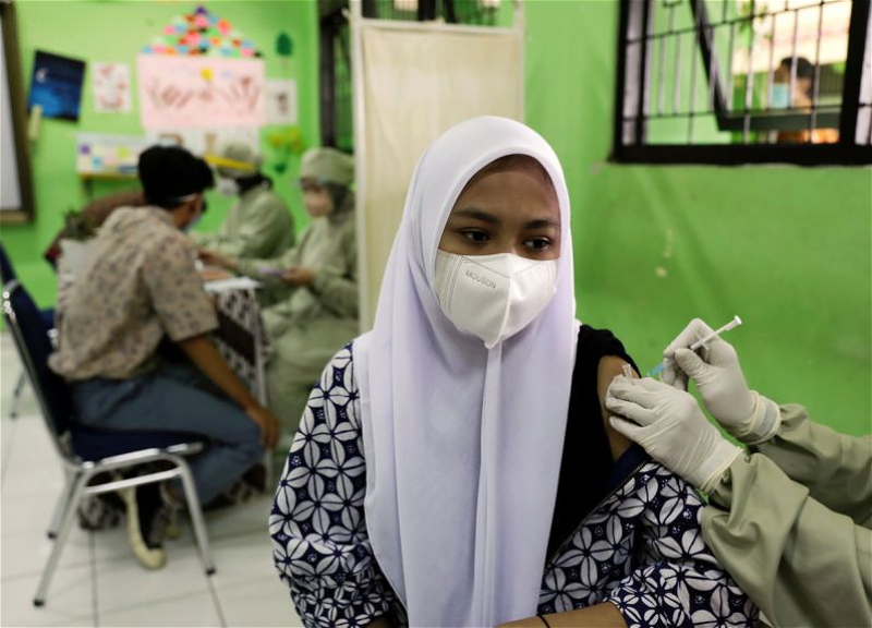 В Индонезии началась вакцинация против коронавируса детей от 12 лет
