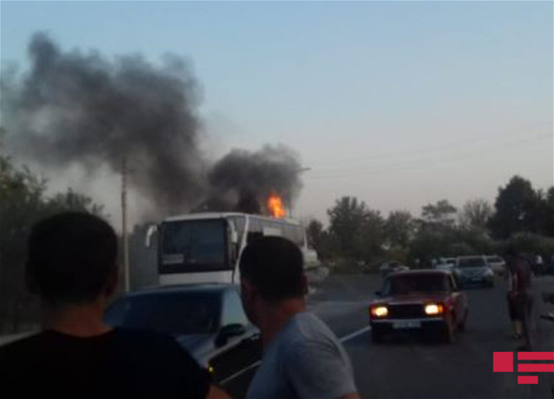 Выполнявший рейс Баку-Мингячевир пассажирский автобус сгорел на трассе - ФОТО