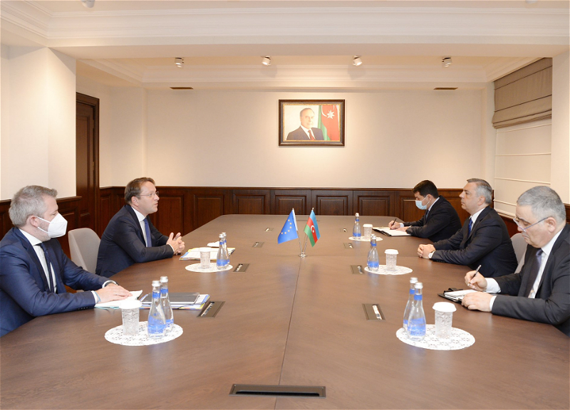 Еврокомиссар обсудил инвестиционные планы ЕС с представителями Администрации Президента Азербайджана