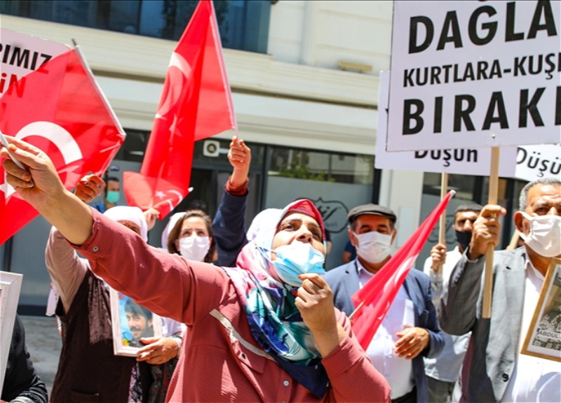 В Турции матери требуют вернуть им обманутых детей