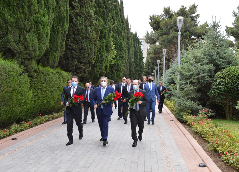 Руководство МИД Азербайджана посетило Аллеи почетного захоронения и шехидов - ФОТО