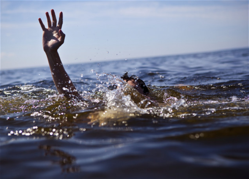 В Баку 3 человека утонули в море - ВИДЕО