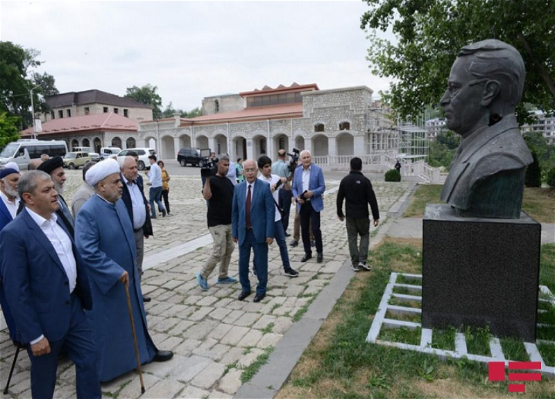 Dini konfessiya rəhbərləri Şuşada Üzeyir Hacıbəyli, Bülbül və Natəvanın “güllələnmiş heykəllər”inə baxıb – FOTO