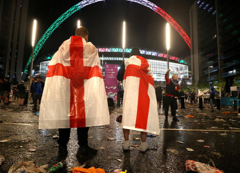 Английские болельщики устроили беспорядки в Лондоне после поражения сборной в финале ЕВРО-2020 - ВИДЕО