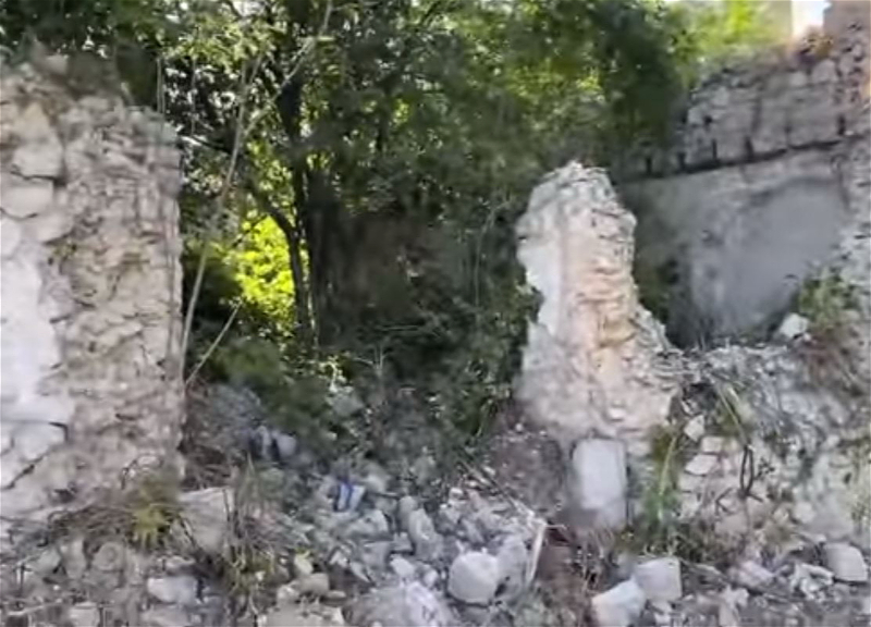 «Исторический особняк находится в руинах…» Турал Гянджалиев показал, как выглядит дом его дедушки в Шуше – ВИДЕО