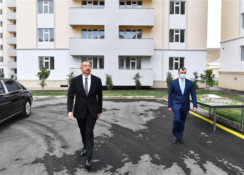 Ильхам Алиев принял участие в церемонии предоставления квартир и автомобилей семьям шехидов и инвалидам войны - ФОТО