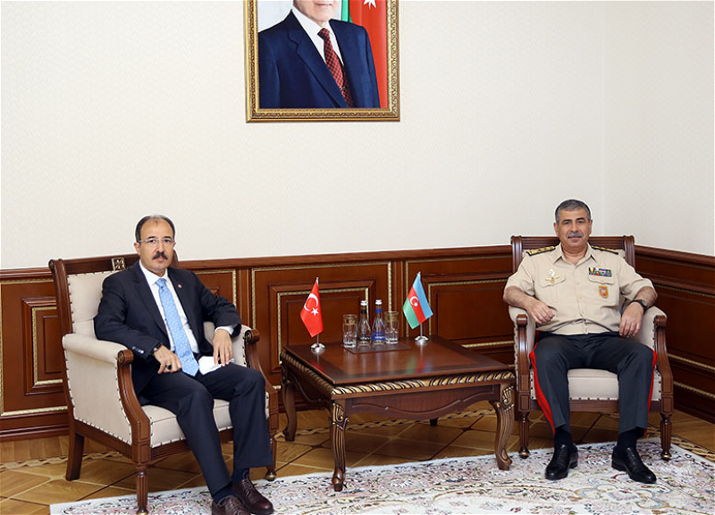 Министр обороны встретился с новоназначенным послом Турции в Азербайджане
