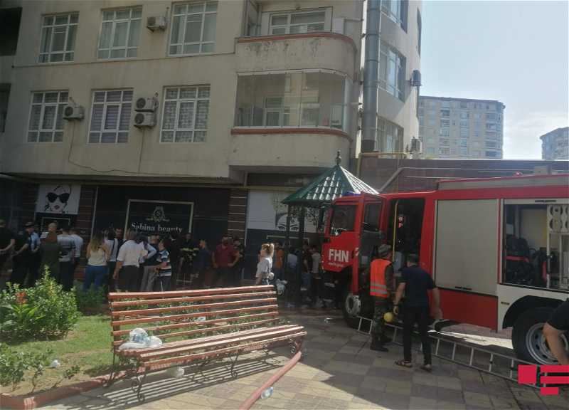 В торговом центре в Баку произошел пожар, два человека отравились угарным газом, 40 - эвакуированы - ФОТО - ОБНОВЛЕНО