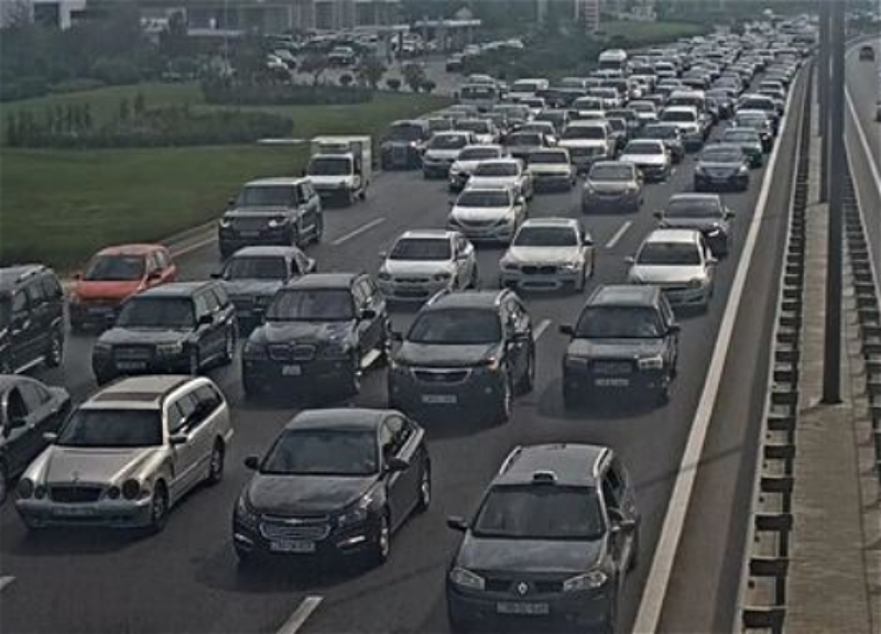 Автомобильная авария в Баку стала причиной пробки – ФОТО