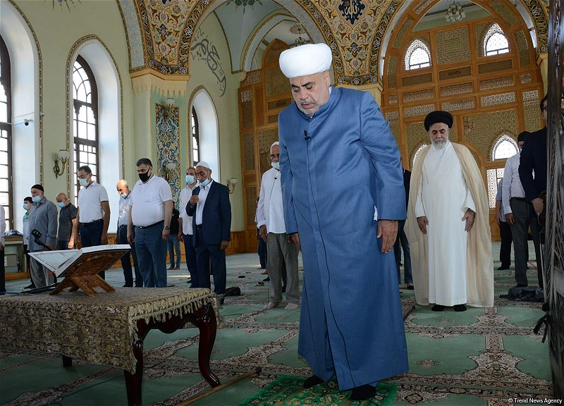 Təzəpir məscidində bayram namazı qılınıb - FOTO