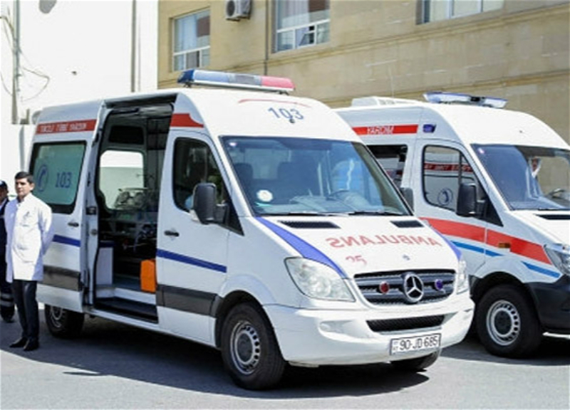 В Баку мужчина, сбросившийся с крыши, сбежал из машины скорой помощи и пытался ограбить квартиру