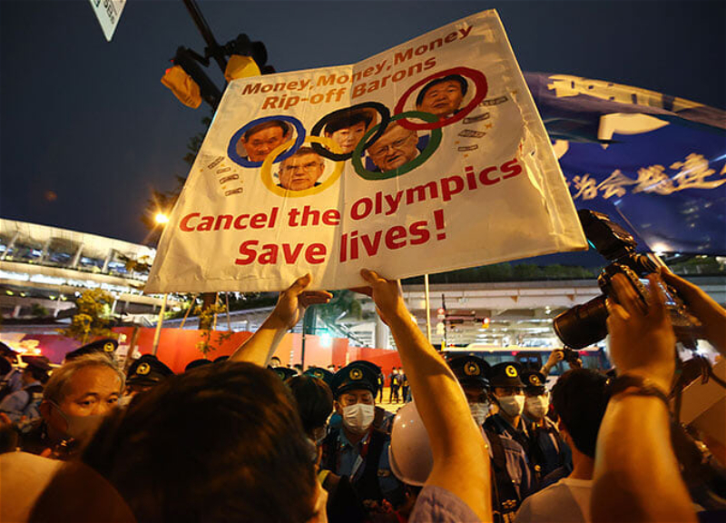 В Токио проходят акции протеста возле стадиона, где идет церемония открытия Олимпийских игр-2020 – ФОТО
