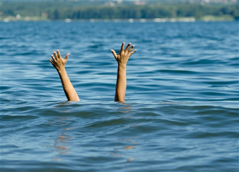 На бакинском бульваре из моря извлечено тело девушки