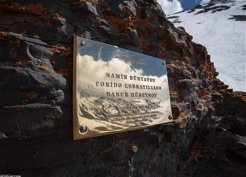 DİN: Alpinistlərin xatirəsinə quraşdırılan bürünc lövhə tapılıb