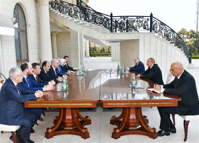 Ильхам Алиев принял делегацию во главе с первым зампредом правящей партии Турции - ФОТО