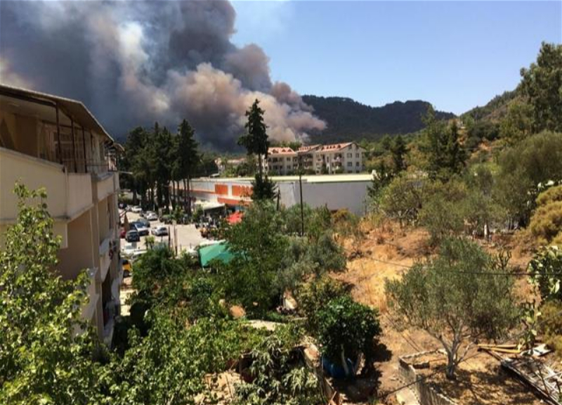 Еще на одном турецком курорте вспыхнул пожар, огонь грозит перекинуться на жилые массивы и отели – ФОТО - ВИДЕО
