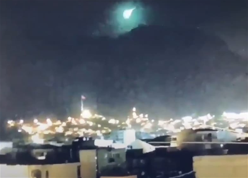 Жители турецкого Измира наблюдали вспышку в небе - ВИДЕО