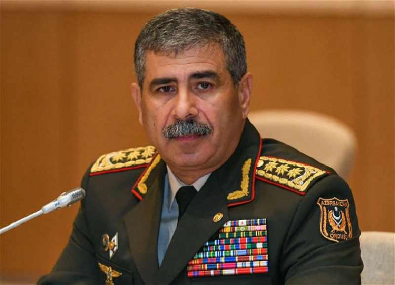 Müdafiə naziri xidməti müşavirə keçirib