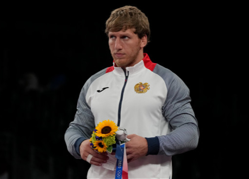 Проигравший россиянину армянский борец отказался надеть медаль на награждении
