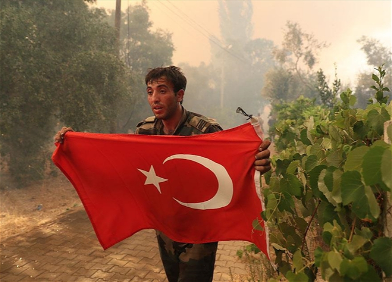 Азербайджанский пожарный спас турецкий флаг из горящего дома в Мармарисе – ВИДЕО