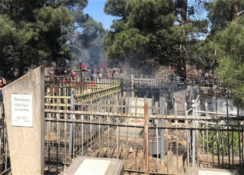 В Баку на кладбище произошел пожар