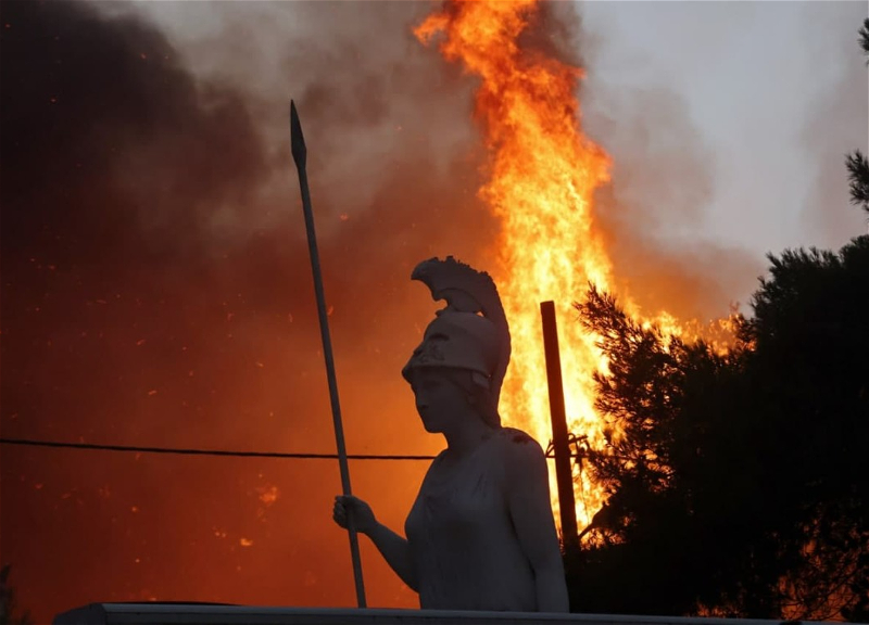 Лесные пожары в Греции подступили к Афинам – ВИДЕО