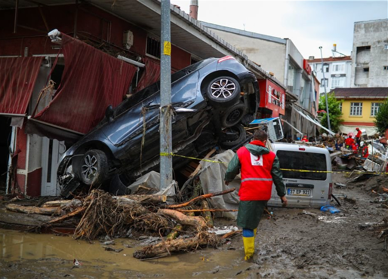 Число жертв наводнений на севере Турции достигло 77