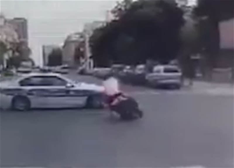 В Баку автомобиль Дорожной полиции столкнулся с мопедом - ВИДЕО