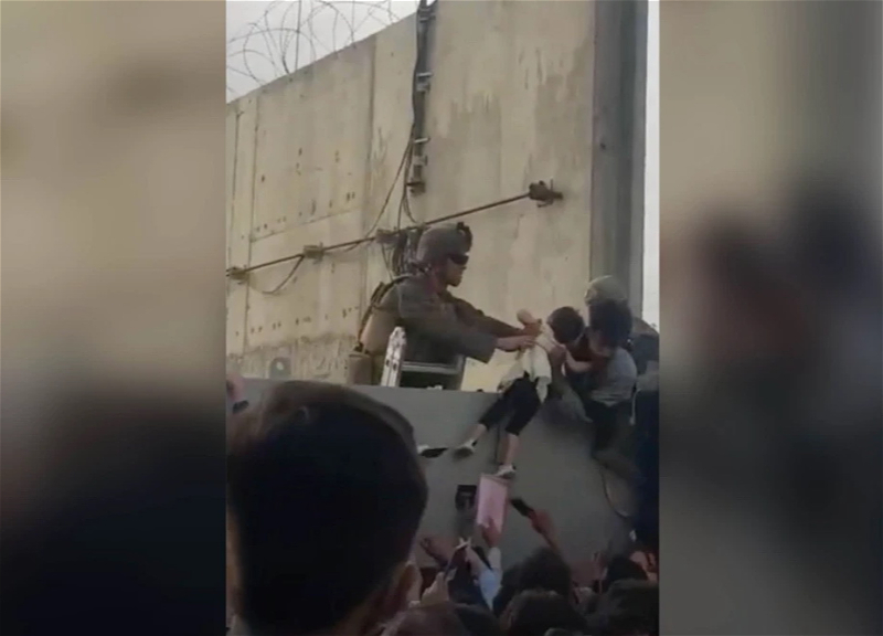 Отчаявшиеся афганцы передают солдатам НАТО своих детей через забор в аэропорту Кабула – ВИДЕО