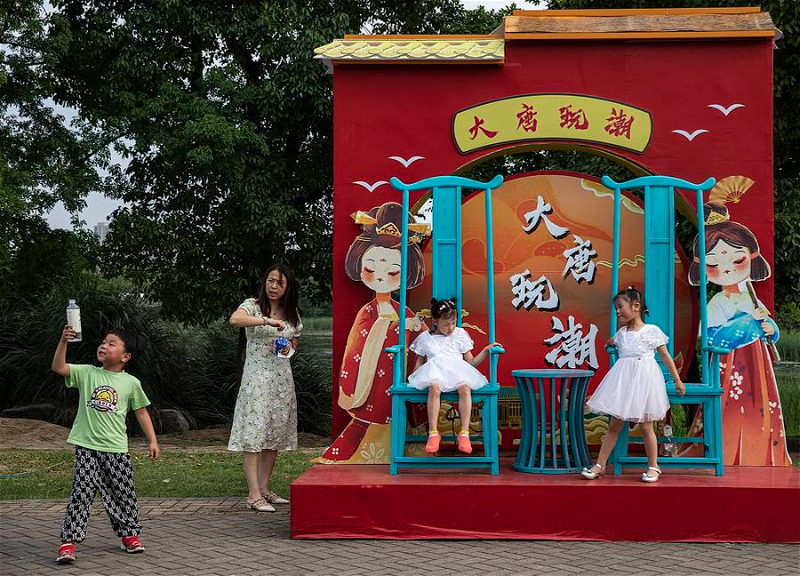 В Китае разрешили семьям иметь троих детей