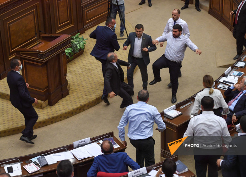 Драка и мат в парламенте Армении: вторая за день потасовка - ВИДЕО